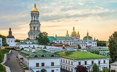 "Мішень для метання ножів". Як охорона УПЦ МП у Лаврі обходилася з дверима XVIII століття