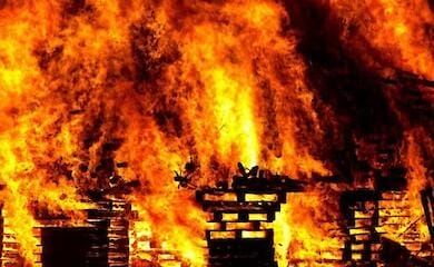 Масштабна пожежа на деревообробному підприємстві в Росії