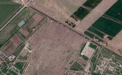 ЗМІ: Окупанти вивели з півночі Криму техніку і нарили окопів. ФОТО
