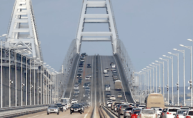 Российские оккупанты стали готовить паромную переправу из Крыма на материк