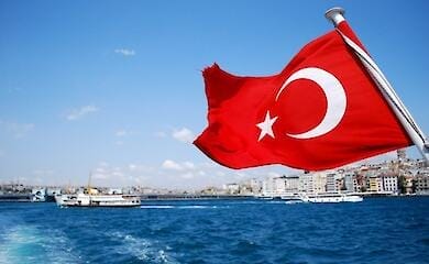Россиянам массово отказывают в получении туристического вида на жительство
