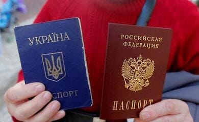 На Херсонщині окупанти навмисно псують українські паспорти