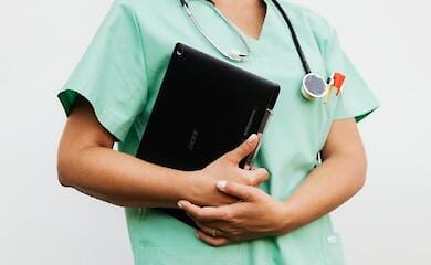 Что делать, если в больнице требуют деньги за бесплатные лекарства и услуги