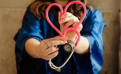 Як волонтерки, активістки, лікарки та медсестри рятують життя тисячам важкохворих українців під час війни