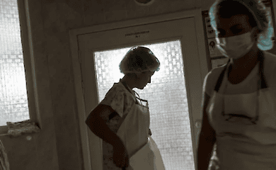 Медикам у прифронтових зонах мають підвищити зарплати. Натомість вони повідомляють про урізання та неоплачувані відпустки