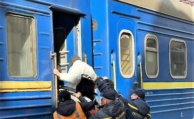 В Україні планують евакуювати дітей із найнебезпечніших міст Донецької області.