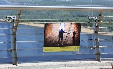 До Дня Києва на скляному мосту презентували фотовиставку про волонтерів 