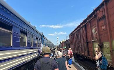 До Миколаєва прибув перший поїзд, який евакуював постраждалих від руйнування Каховської ГЕС