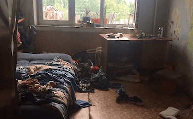 В Одесі з наркопритону врятували покусаного вошами півторарічного малюка