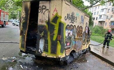 В Одессе загорелся заброшенный микроавтобус с неизвестным мужчиной внутри