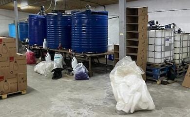 На Закарпатті викрили наймасштабніше виробництво контрафактної побутової хімії, вилучили близько 240 тонн готової продукції.