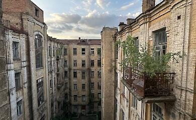 У Києві занепадає унікальний будинок, який називають "будинок тисячі вікон"