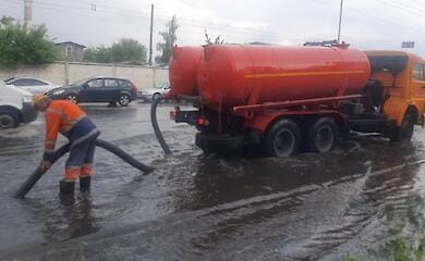 Гідрослужби "Київавтодору" продовжують ліквідовувати наслідки зливи в місті
