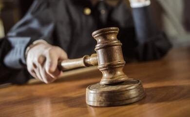 ЗМІ: Активіста, який наклеїв на машини ООН у Києві напис "бездіяльність", викликають до суду