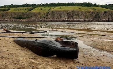 У Запоріжжі на обмілілій ділянці знайшли човен, якому може понад 1000 років. ФОТО