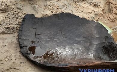 У Запоріжжі на обмілілій ділянці знайшли човен, якому може понад 1000 років. ФОТО