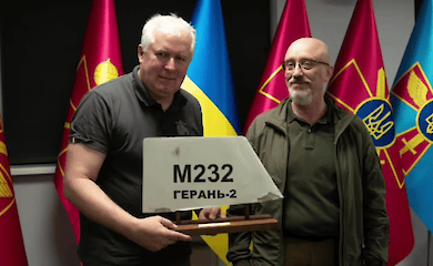 Міністру оборони Литви під час поїздки в Україну подарували шматок "Шахеда"