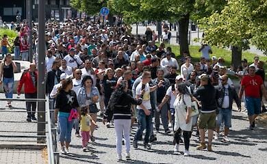 Сотни ромов в Чехии вышли на марш по городу, требуя ужесточения безопасности из-за конфликта с украинцами