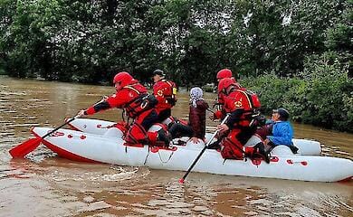 На Прикарпатті через негоду багато будинків і доріг підтоплено, рятувальники пересуваються на човнах