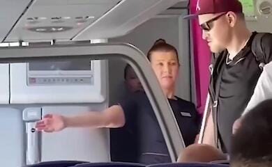 Украинского ветерана с ампутированной ногой принудительно высадили из самолета