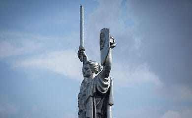 Коли замінять герб СРСР на щиті монумента "Батьківщина-мати" на герб України