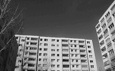 У Київській області маленька дитина випала з вікна багатоповерхівки