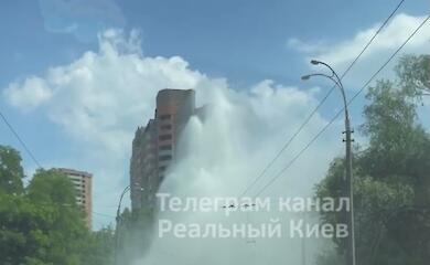 У Києві на вулиці Касіяна піднявся стовп води заввишки майже в багатоповерхівку 