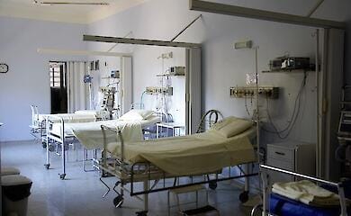 Медики и охрана пытались спасти военного, погибшего при загадочных обстоятельствах в киевской больнице