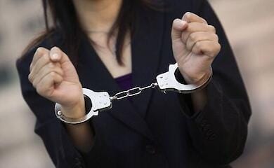 Полицейские разоблачили 21-летнюю мошенницу, продававшую несущетсвующую военную форму