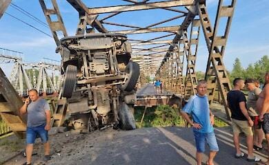 У Хустському районі на Закарпатті обвалився міст через річку