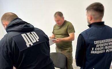 У кабінеті обласного та районного військкоматів у Рівненській області керівники побили битою військовослужбовця