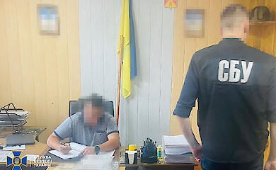 СБУ затримала посадовця військкомату, який брав хабарі та допомагав ухильникам