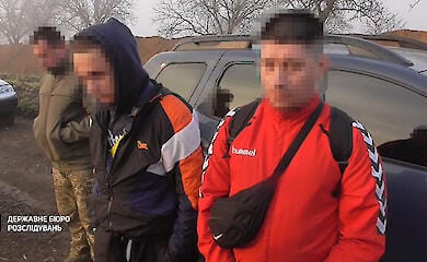 ДБР повідомило про підозру правоохоронцям, які незаконно переправляли чоловіків за кордон