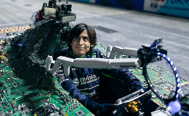 В Лондоне создали гоночный автомобиль, сделанный из выброшенной электроники, вейпов и айфонов