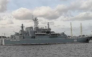 Опубликованы спутниковые снимки отбуксированного в порт поврежденного корабля РФ
