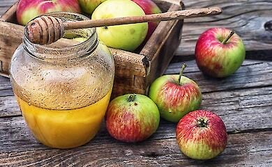 В 2023 году выросли цены на мед и яблоки