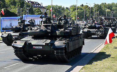 У Варшаві відбувся військовий парад, присвячений Дню Війська Польського (відео, фото)