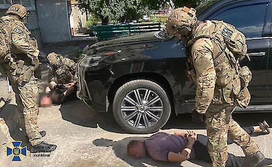 СБУ задержала на Житомирщине банду, "выбивавшую" деньги с военного (фото)