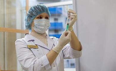 Українським медикам скорочують зарплати. Чому так відбувається