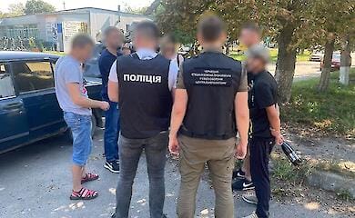 На полученные взятки в 3000 долларов США разоблачили троих человек, в их числе работник военкомата