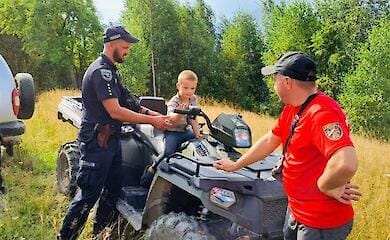 На Прикарпатье полицейские разыскали потерявшегося в лесу мальчика (фото)