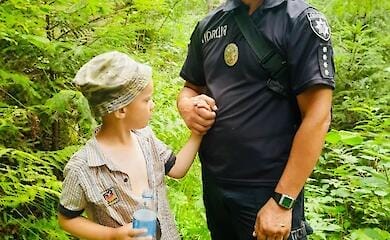 На Прикарпатье полицейские разыскали потерявшегося в лесу мальчика (фото)