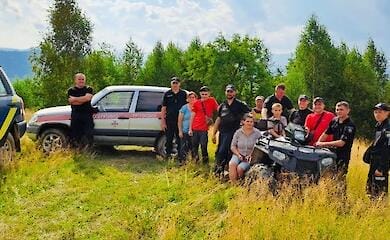 На Прикарпатье полицейские разыскали потерявшегося в лесу мальчика (фото)