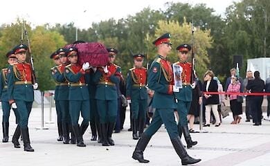 В РФ с воинскими почестями похоронили убийцу человека с инвалидностью