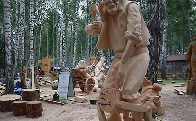 В Росії на фестивалі народних ремесел перемогла статуя папи Карло, який карає Буратіно
