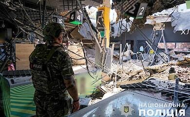 РФ обстреляла Курахово, полиция спасла женщину из-под завалов (видео, фото)