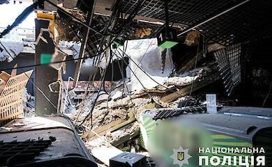 РФ обстреляла Курахово, полиция спасла женщину из-под завалов (видео, фото)