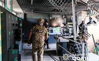 РФ обстреляла Курахово, полиция спасла женщину из-под завалов (видео, фото)
