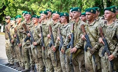 Курсанты пограничники доказали право носить зеленые береты (фоторепортаж)