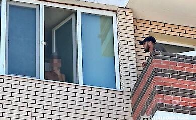 Мужчина насильно удерживал женщину с дочерью в квартире
